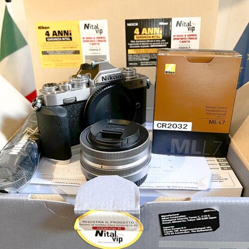 Nikon Z fc + 16-50 Silver Kit (Telecomando ML-L7 + Staffa Grip SmallRing) - Afbeelding 1 van 5