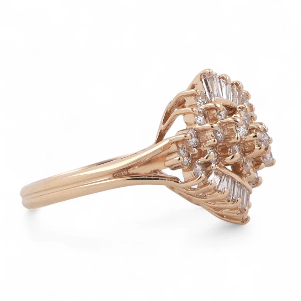 Anillo llamativo de diamantes con racimo de baguette redondo de 0,99 TW de oro amarillo de 14 quilates talla 6,75 Foto 3 de 4
