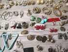 HUGE LOT Of Pairs VINTAGE CLIP ON, SCREWBACK,PIERCED, EARRINGS, LOT 100 — photo 7