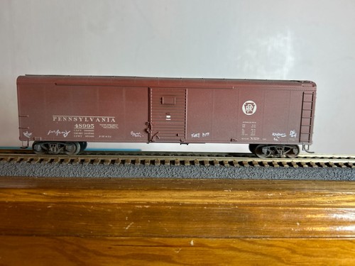 BOWSER #????  P.R.R. X-32D 50' techo redondo S.D. Box Car #48995 con Grafitti 1:87 | Zustand: Used