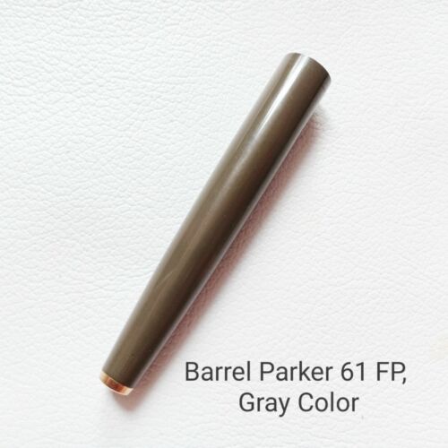 Vendi penna stilografica Parker 61 barile colore grigio pezzo di ricambio usato in buone condizioni - Foto 1 di 6