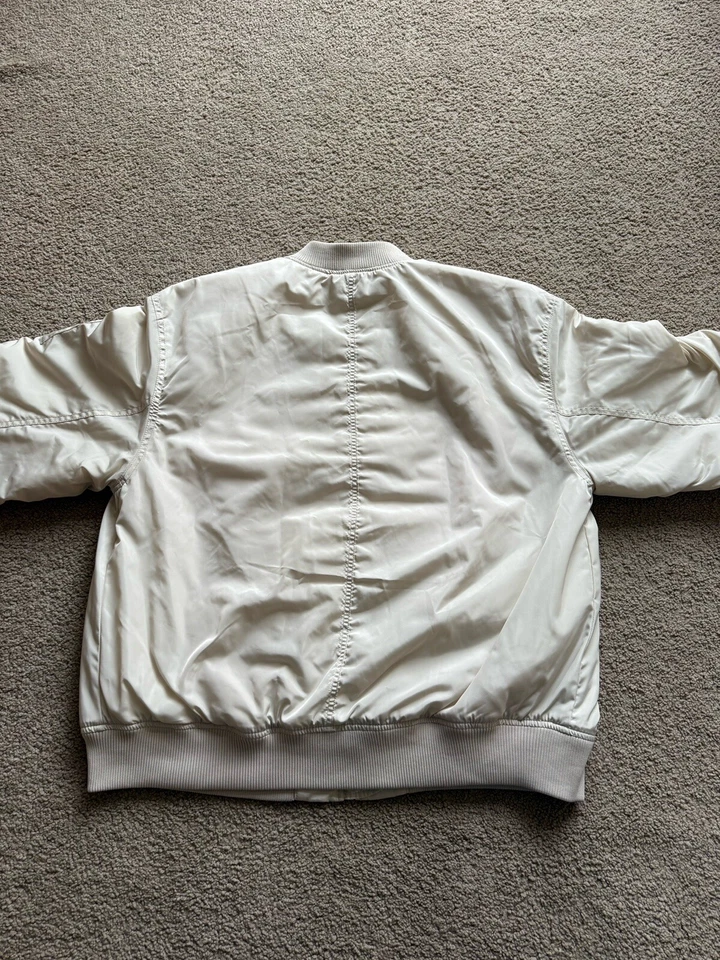 Chaqueta de bombardero H&M para mujer talla mediana cremallera frontal completa color: blanco roto beige tostado Foto 3 de 4