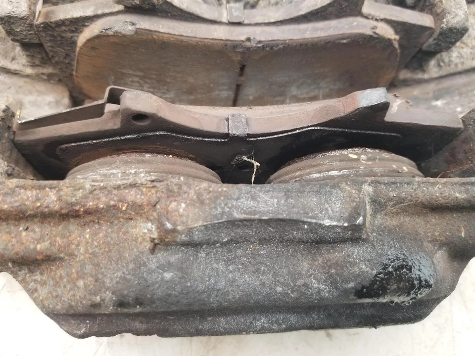 Pinza de freno delantera cercana izquierda TOYOTA HILUX 2494 diésel 2015  Foto 2 de 4