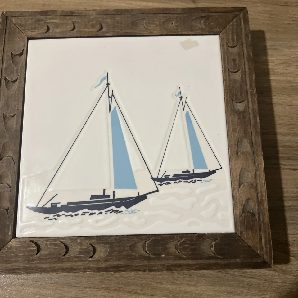 "Trivet cerámico con marco de madera vintage hecho en España veleros 8"" mediados de siglo moderno" Foto 3 de 4