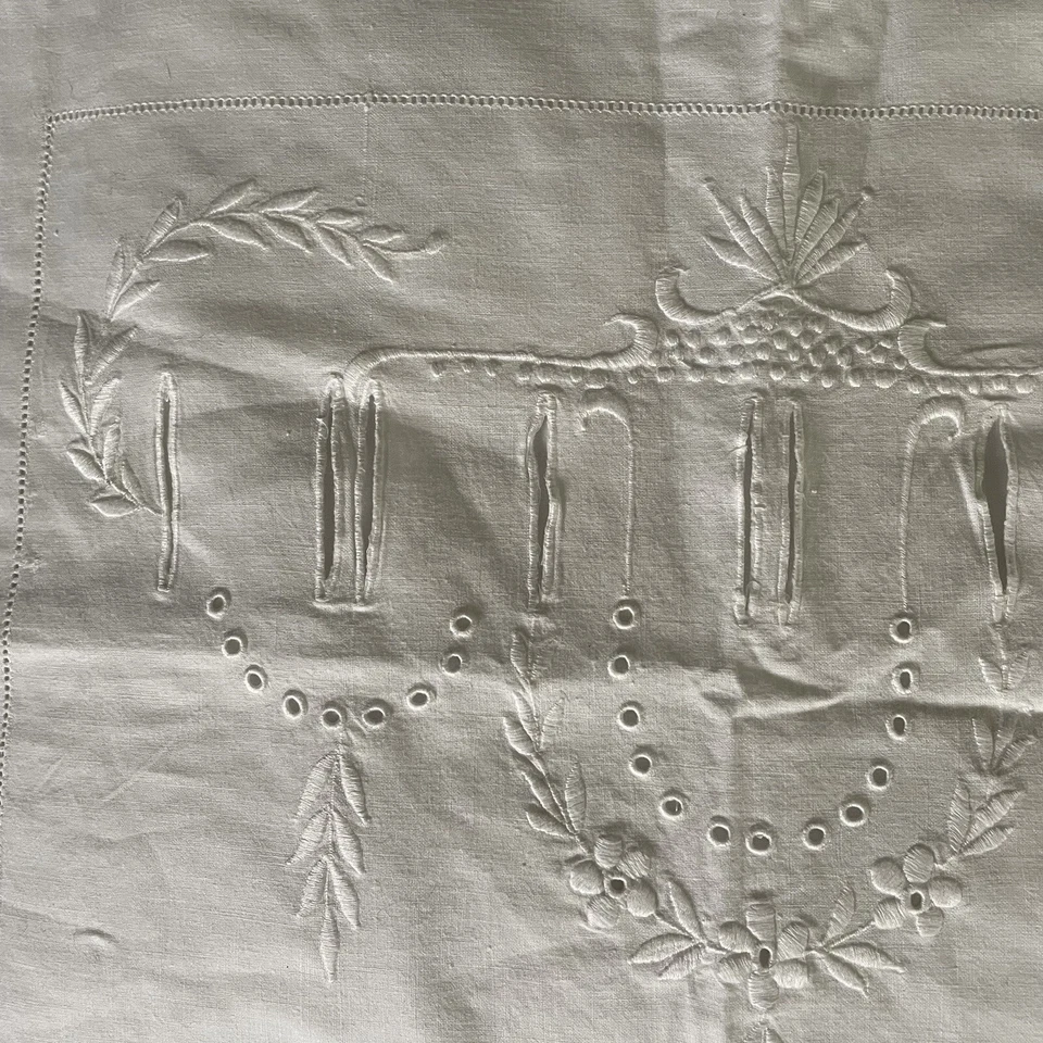 Estuche de camisón vintage blanco de algodón bordado con ropa de cama de lujo recortada Foto 3 de 4