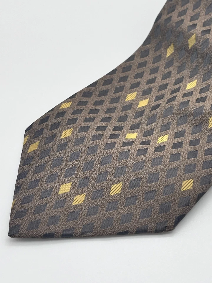 Галстук шелковый с геометрическим/бриллиантовым принтом DONNA KARAN Signature - серый золотистый серо-коричневый - Изображение 2 из 4