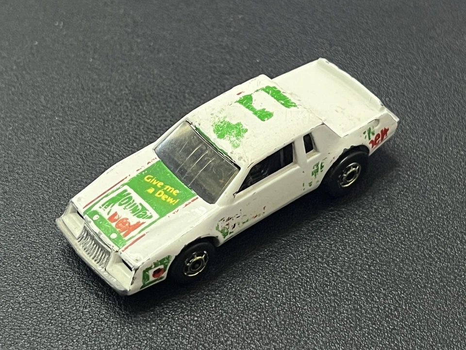 1982 Hot Wheels Racing Stocker Buick Regal #11 Mountain Dew Blackwall Gold Wheel — 第 2/4 张图片