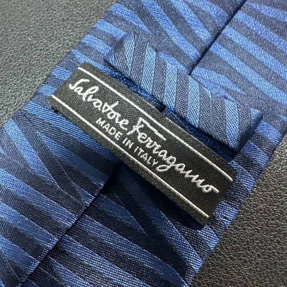 Corbata Salvatore Ferragamo Cuello Azul Marino Rayas 100% Seda Hecha en Italia Como Nueva Regalo Foto 2 de 2