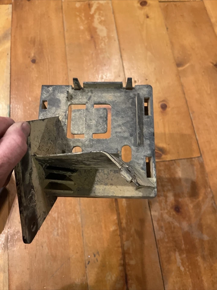 2009-2010 CHEVROLET AVALANCHE 1500 ECM ENGINE CONTROL MODULE BRACKET OEM — 第 2/4 张图片