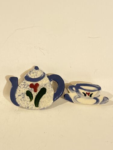 VINTAGE rare Handcrafted Pin Teapot Cup Brooch Ceramic Floral White  blue - Afbeelding 1 van 5