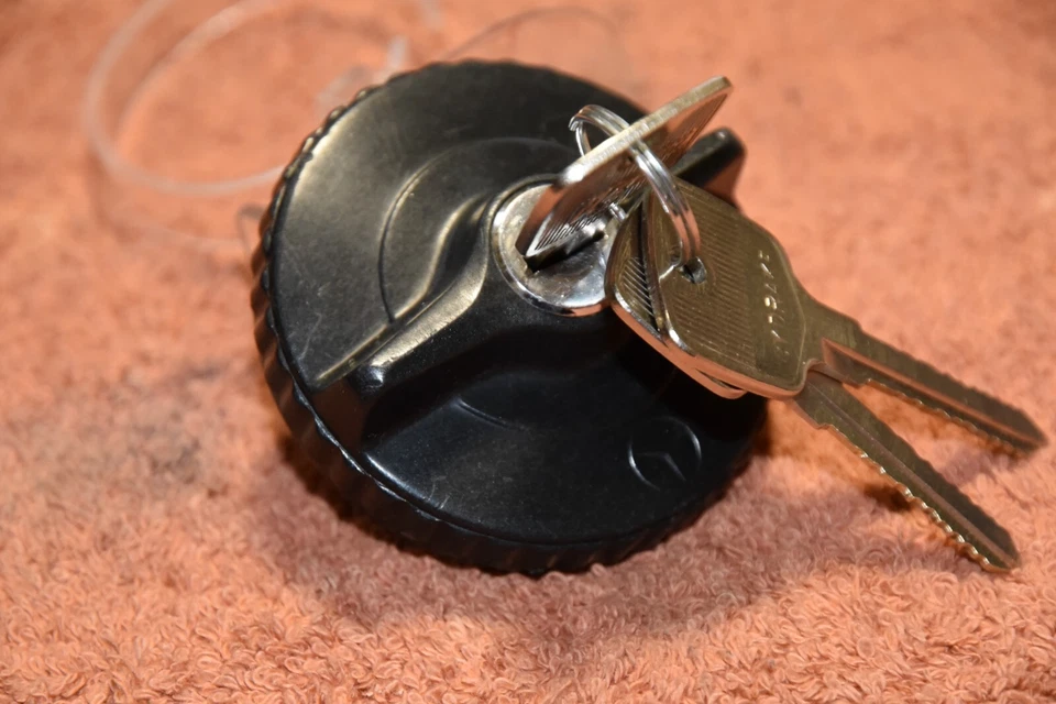 MERCEDES-BENZ OEM!LOCKING GAS CAP 3 KEYS! W107,108,111,114,115,116,123,201 SALE! Foto 3 de 4