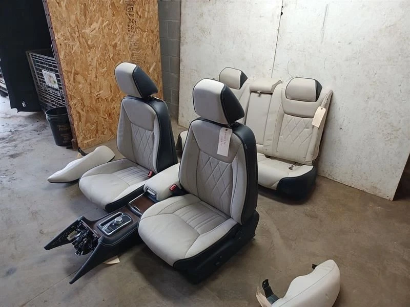 Chrysler 300 Limited 2015-22 juego de asientos con canastilla térmica de cuero gris 2746544 Foto 2 de 4