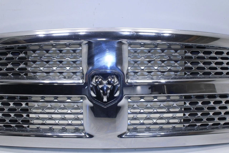 Ram 1500 Laramie 2013-18 parachoques delantero rejilla radiador con emblema 13DSAC0020AB OEM Foto 3 de 4