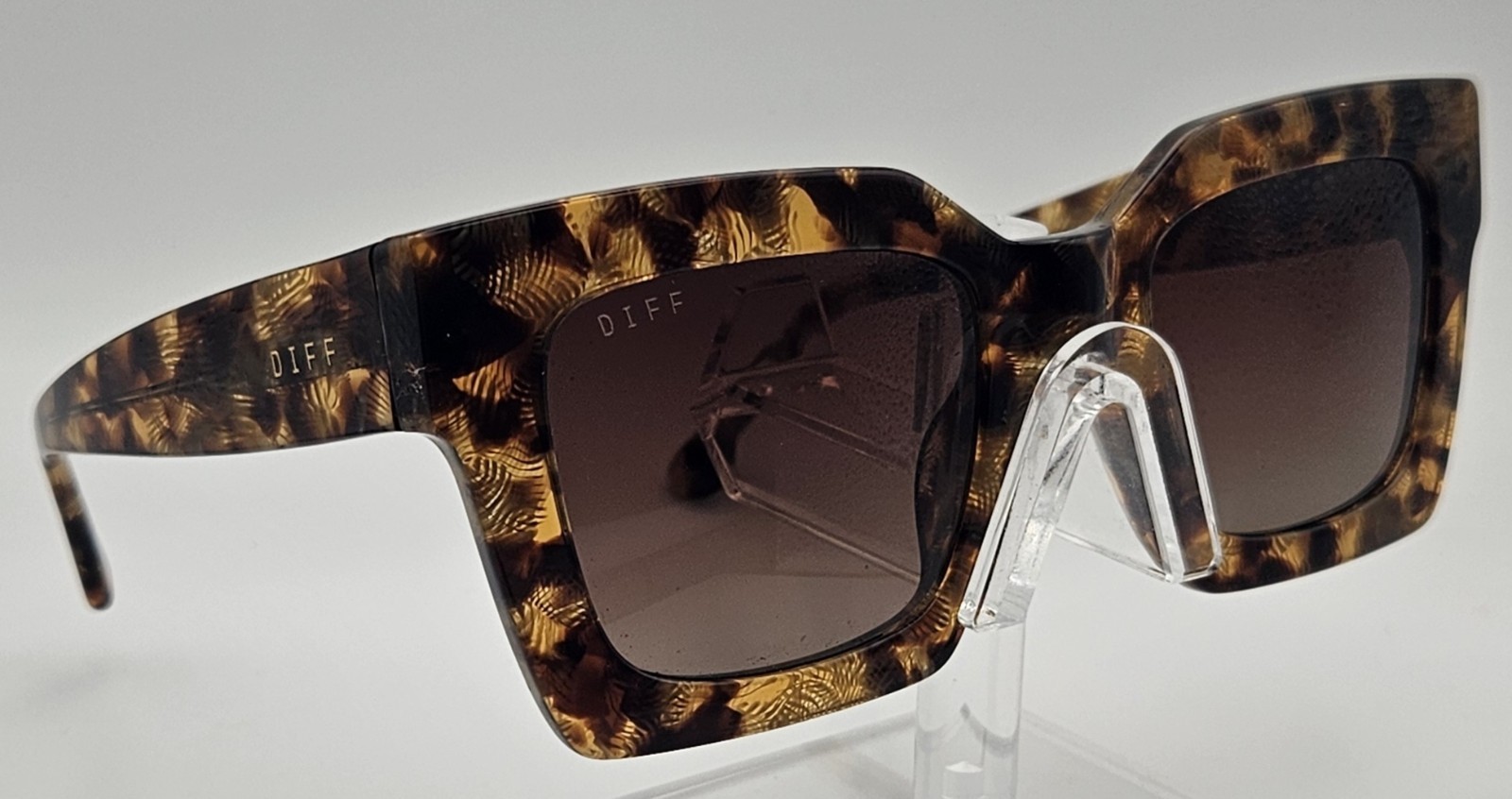 DIFF Polarized Oversized Tortoiseshell Sunglasses… - image 1
