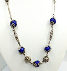 Collier ancien tchèque métal blanc et verre bleu royal et perles filigrane