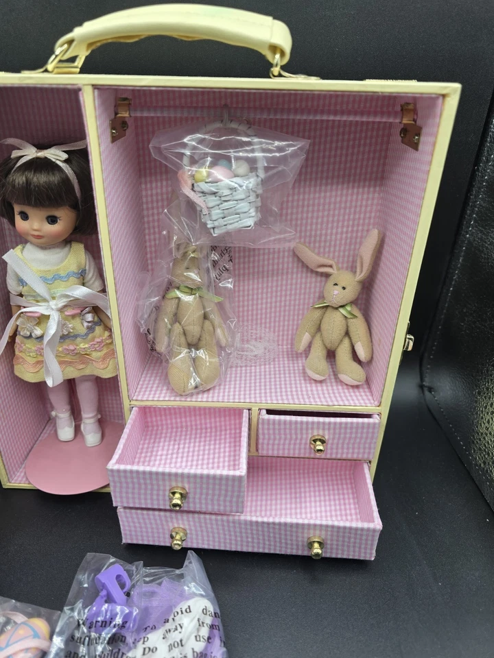 Robert Tonner Betsy Mccall 8" Doll Easter Trunk  Set - Image 3 of 4