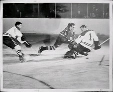 1964 BOBBY BAUN NHL HOCKEY TYPE 1 PHOTO CHARLIE HODGE GOALIE AHL OHA WHA WHL EHL