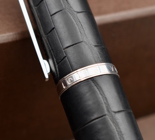 LOUIS VUITTON Cargo Black Alligator Leather Rollerball Pen (RB) - Foto 7 di 21