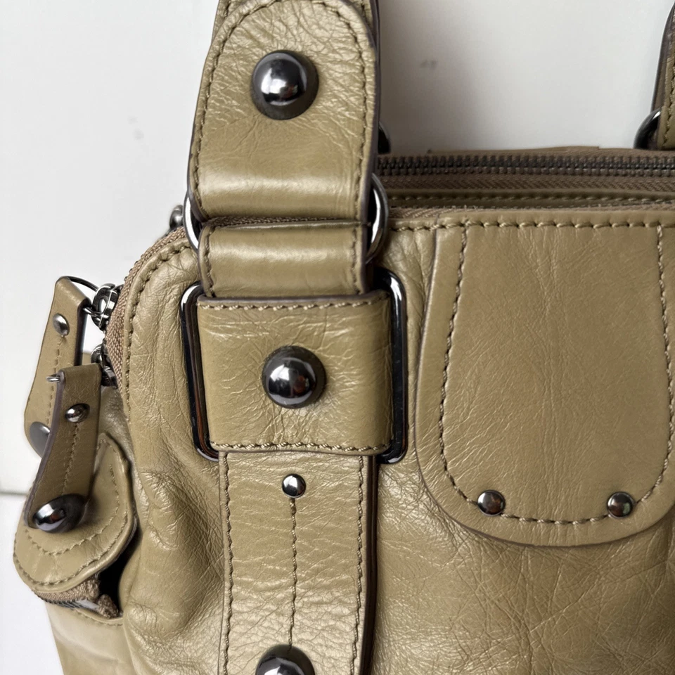 HYPE Bolso Boho de Hombro de Cuero Taupe Bolso de Mano Acentos con Tachuelas 13 x 11" Foto 2 de 4