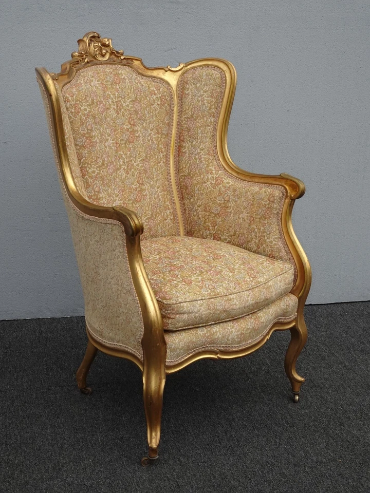 Silla Bergere vintage francesa provincial estilo Luis XVI dorada con respaldo de ala alto Foto 3 de 4