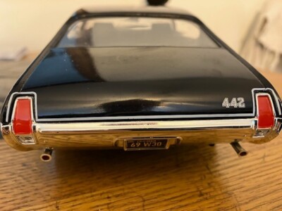 ERTL American Muscle Diecast 1969 Olds 442, W-30 Black/White