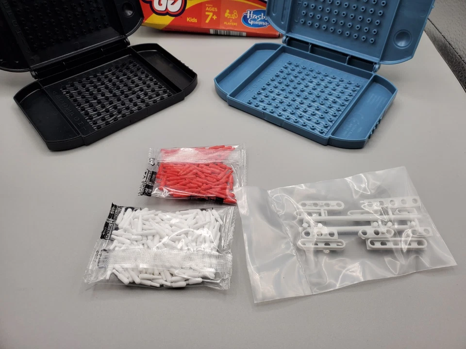 BATTLESHIP HASBRO GRAB AND GO GAME TRAVEL SIZE SMALL COMPACT opened for pictures - Image 2 of 4