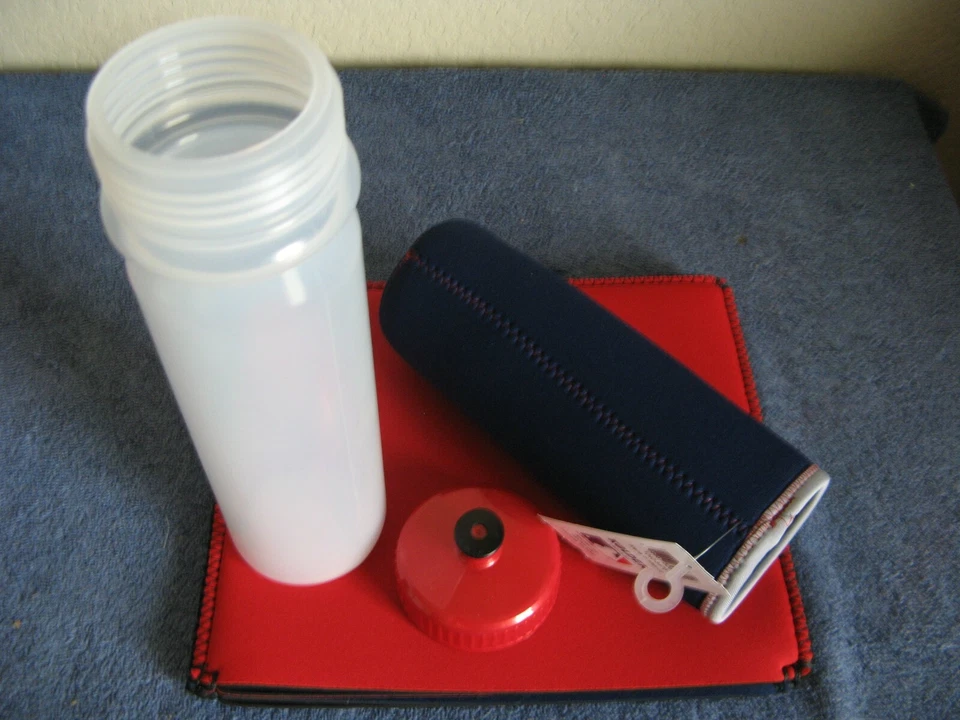 LOTE DE DOS (2) BOTELLAS DE AGUA DE PLÁSTICO EXPRIMIBLES UTEP MINERS 22 oz (cierre) Foto 2 de 2