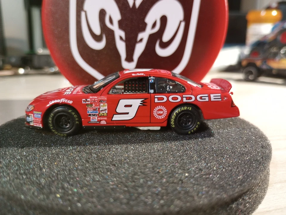 Action 2002 Bill Elliott Dodge Dealers 1:64 fundido a presión con lata de coleccionista Foto 2 de 4