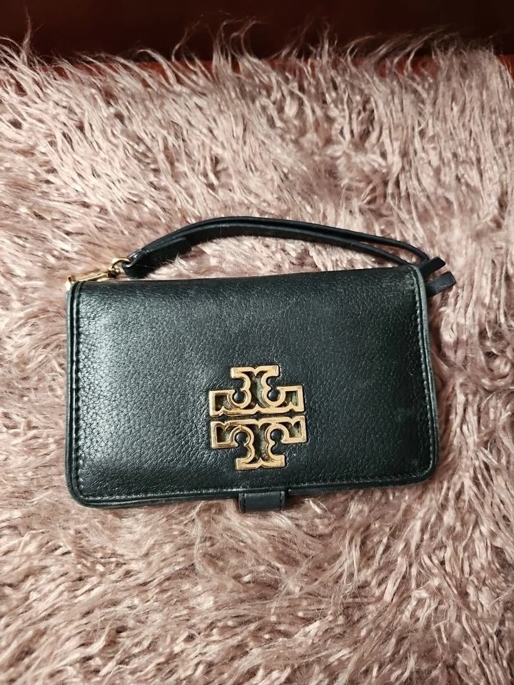 Muñequera billetera Britten para mujer TORY BURCH color negro 100 % cuero genuino. Foto 4 de 4
