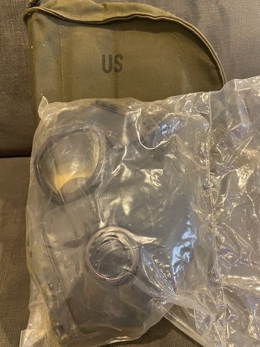 Vintage US ABC-M17 A1 Chemical Gas Mask MSA Size Medium With Carryon Bag - Picture 2 of 6