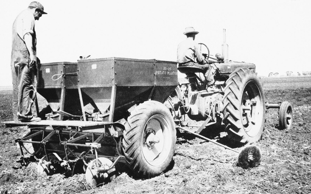 IH McCormick No. 25 Potato Planter Brochure International