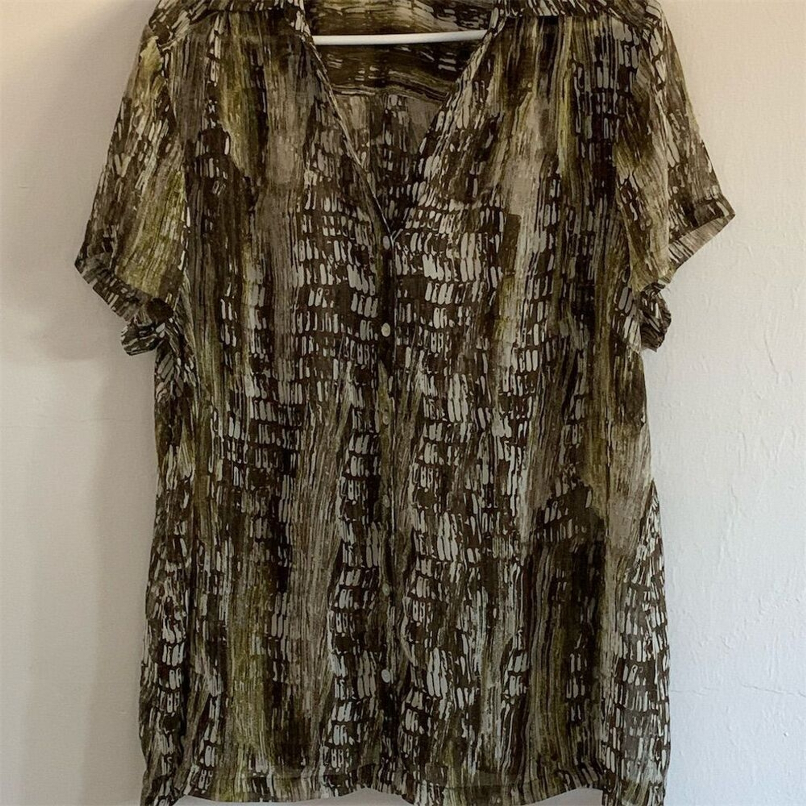 Avenue Women's Abstract Print V-Neck Blouse Size 18/20 Short Sleeve