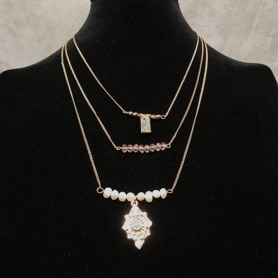 Collar vintage con dije de tres hebras en tono dorado menta Foto 3 de 4