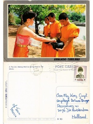 CPM THAILAND - Ein thailändisches Mädchen, das sich verdient, indem es den Mönchen Essen gibt (334621)