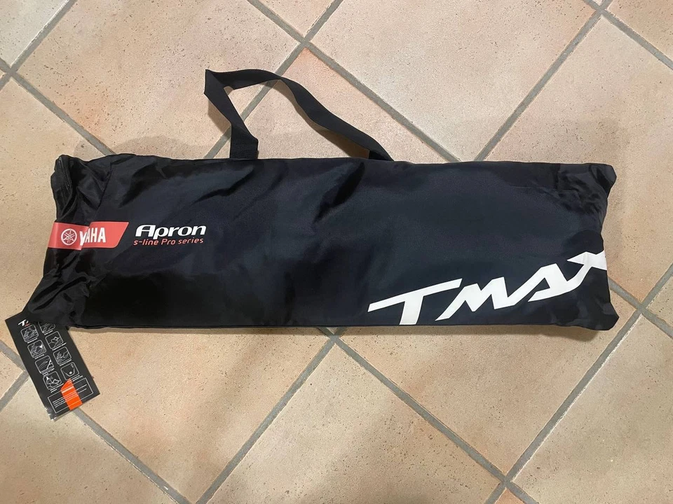 TELO COPRIGAMBE ORIGINALE YAMAHA 4B5-W0762-00 PER YAMAHA T-MAX 500 DAL 2008/2011 - Immagine 2 di 3