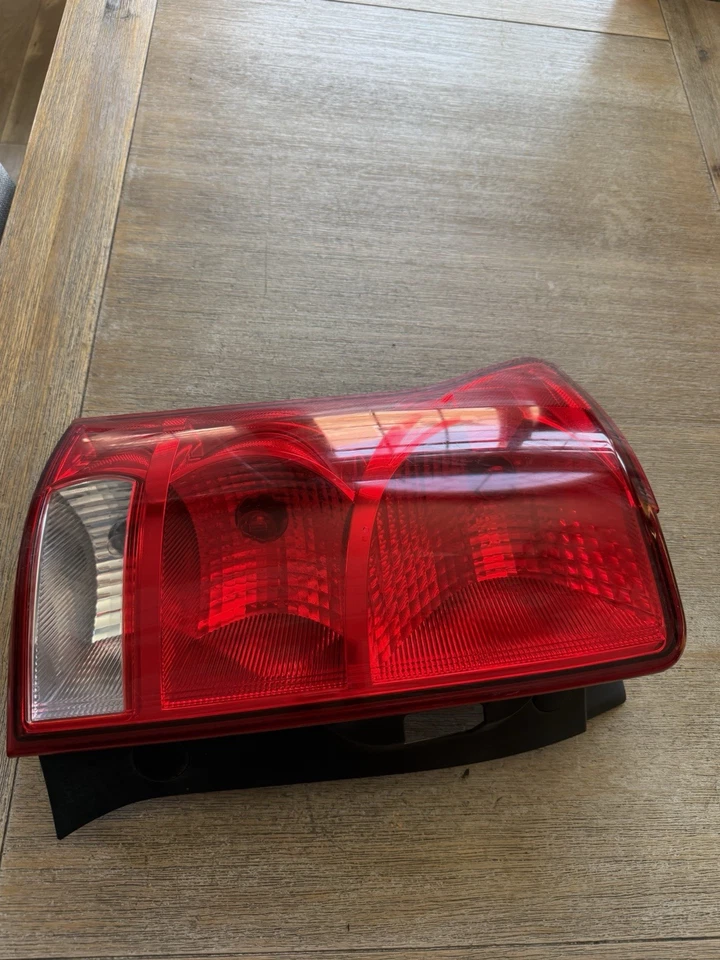 Luz trasera izquierda conductor Suzuki XL-7 2007-2009 fabricante original Foto 3 de 4