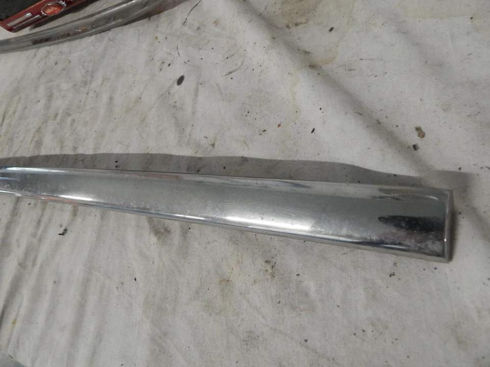 1946 1947 1948 DeSoto S-11 Moldura de acero inoxidable LH ventana trasera bajo cuarto sedán Foto 2 de 4