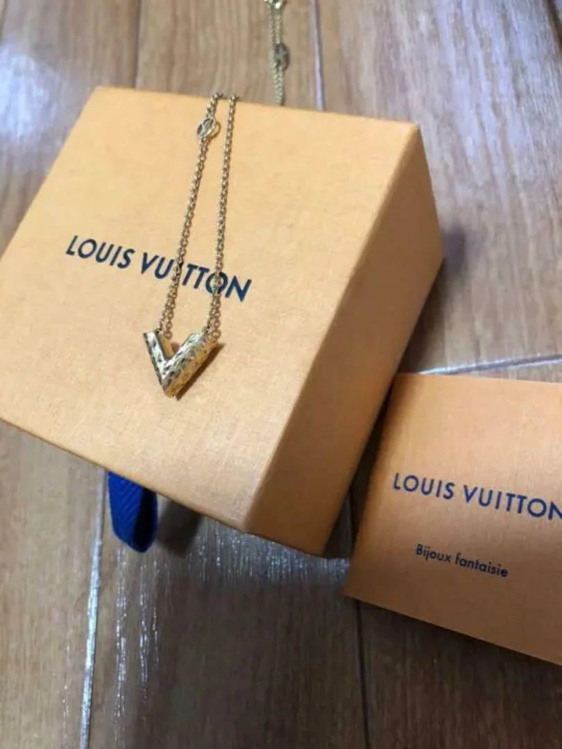 LOUIS VUITTON Necklace Essential V Gold Chain Pendant Ladies' Accessories