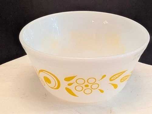 Federal Glass 7 Inch Bowl. Milk Glass with Yellow Daisy Design. Pristine.