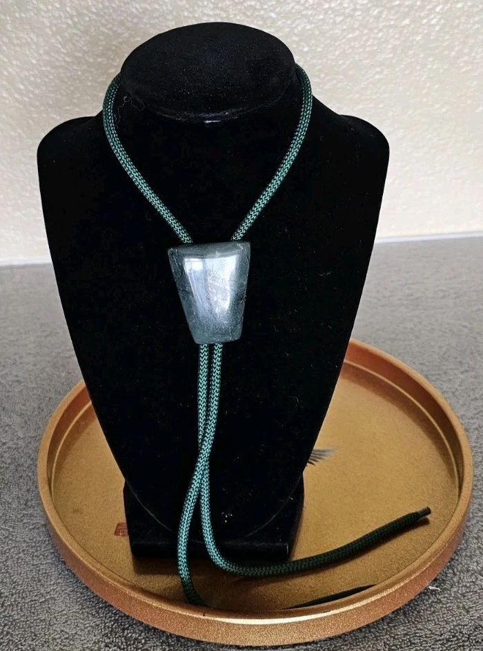 Collar Vintage Verde Oscuro Jadeíta Bolo Corbata Tallada Piedra Slide Western Estate  Foto 2 de 4