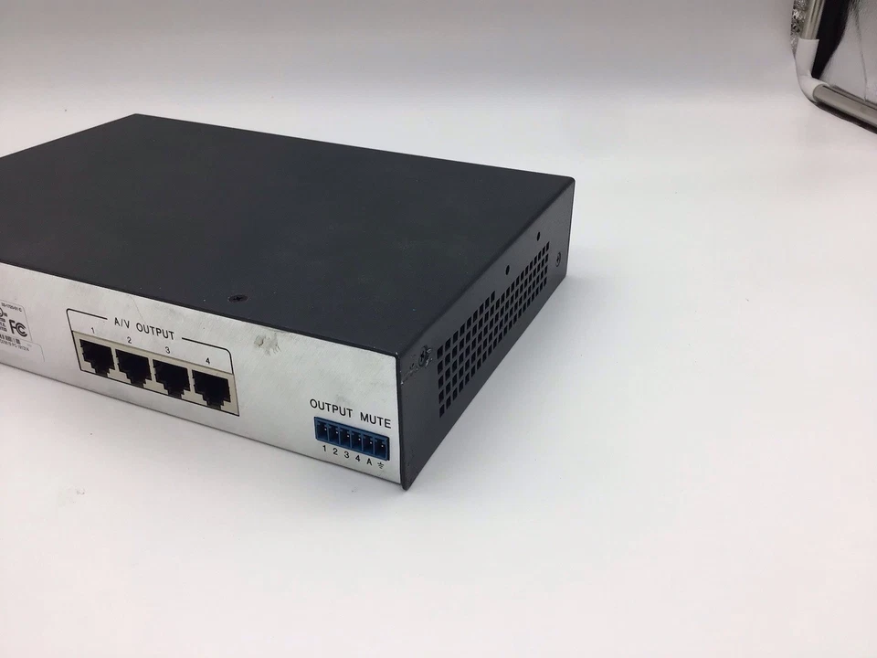 Extron MTP DA4 Distribution Amplifier No Power Cord - Image 4 of 4