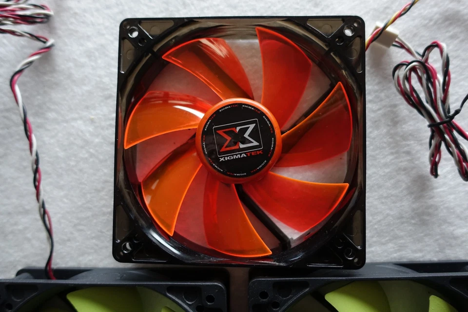 4x 120mm Lüfter, einer davon mit LED - Bild 2 von 4