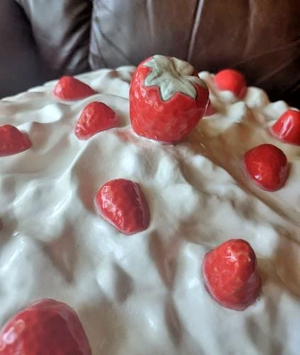 Suporte de bolo vintage de cerâmica morango com pé e tampa abobadada - Imagem 4 de 4