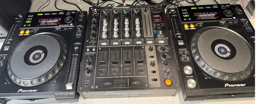 Pioneer DJM 700 Professional Dj Mixer PLUS 2x Pioneer CDJ 850 Players