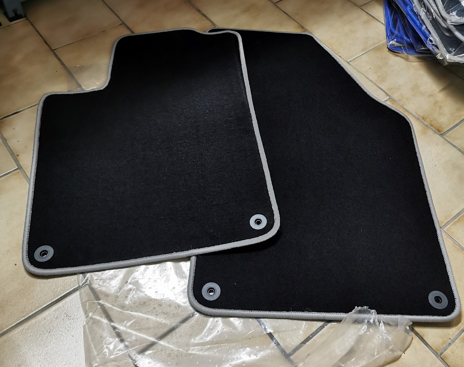 Tapis de sol velours noir pour Peugeot RCZ avec bords gris élégants sur mesure