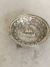 Zinnschale auf F&uuml;&szlig;en und Seefahrer-motiv