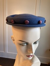 CHARMING VTG 1940s NEW YORK CREATION BLUE FLAT CROWN FELT HAT w BRONZE BUTTONS