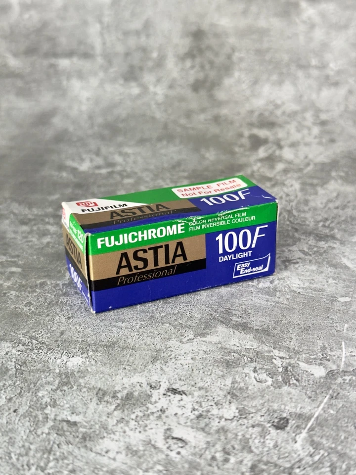 Película vintage Fujifilm Fujichrome Astia 100F Daylight 120 RAP 100F caducidad 2005-1 Foto 2 de 4