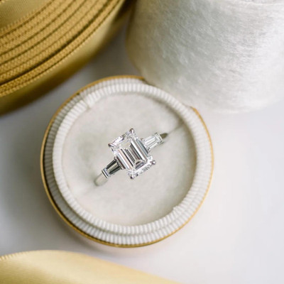 Verlobungsring 950 Platin Diamant Lab Grown IGI Smaragd 2,7 Karat Zertifiziert