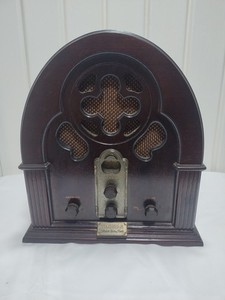 Thomas Collectors Edition Radio & Cassette Player AM FM Wood 13" 1932 Version